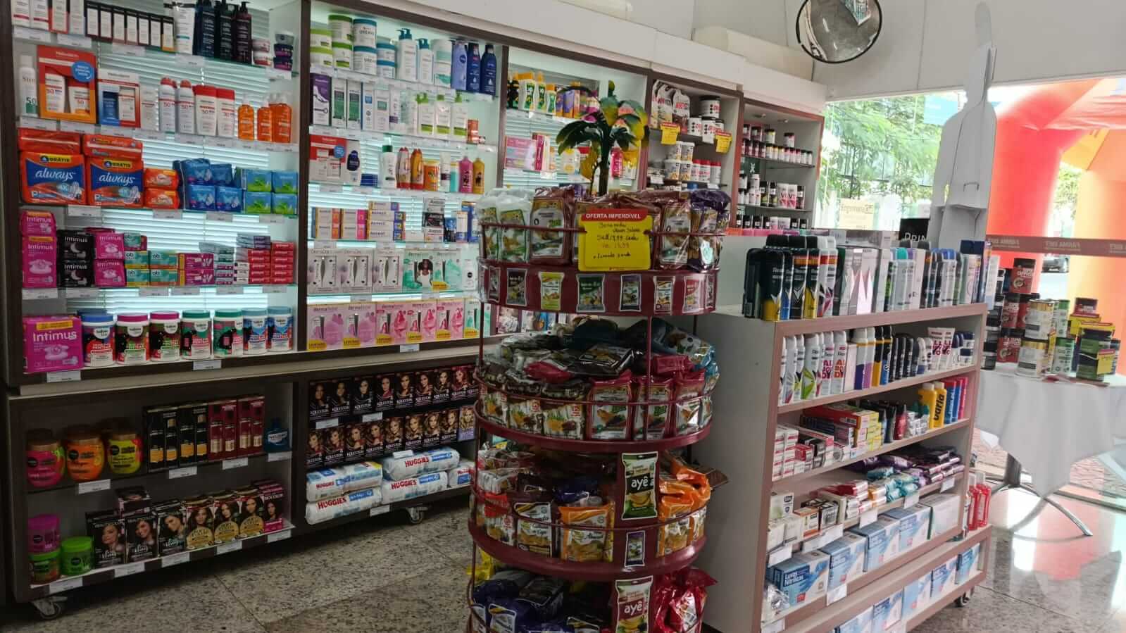 Prateleiras repletas de produtos de higiene pessoal, fraldas Huggies e cuidados infantis